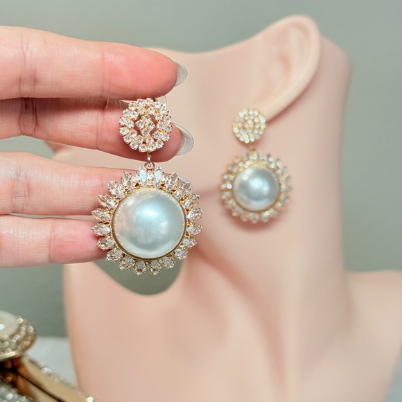 ⚜️ Elegant Gold and Silver Pearl Drop Earrings - Picture 4 of 7